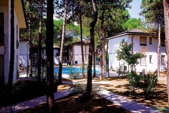 Green Holiday Village With Pool Bibione Exterior photo